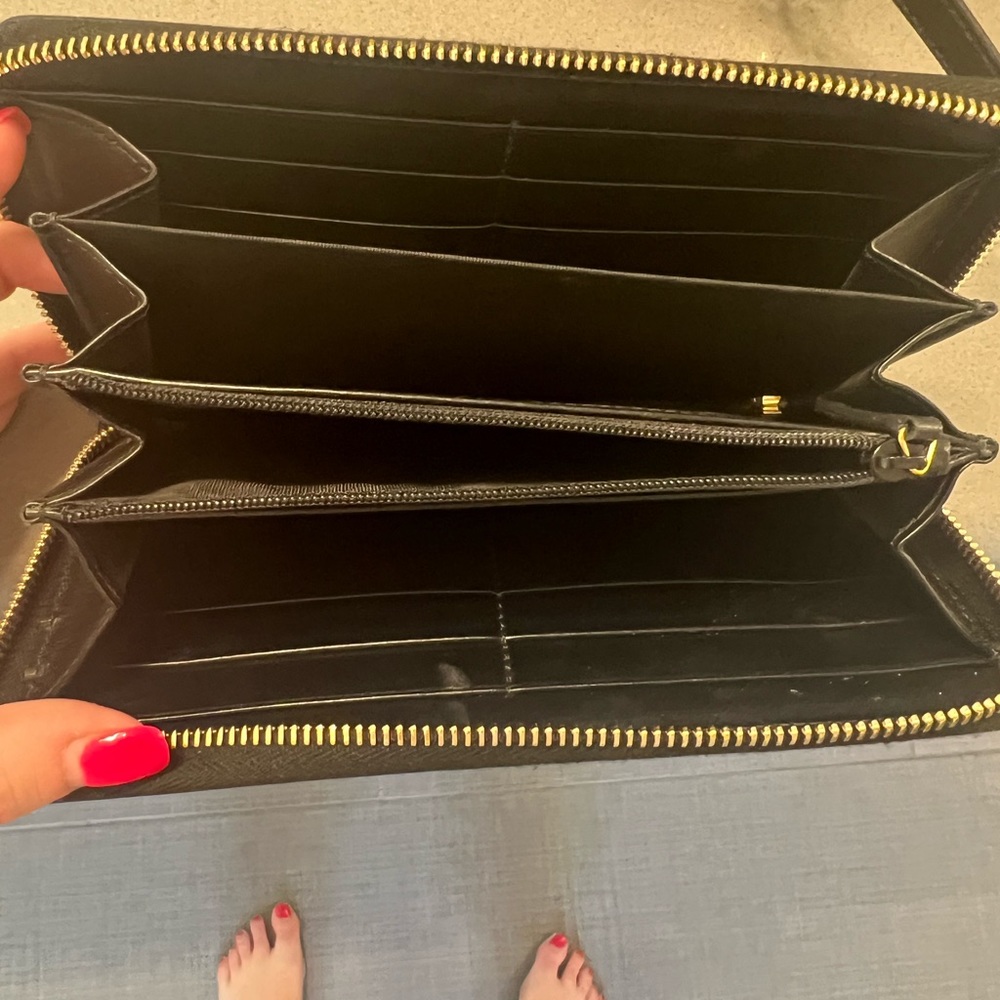 Gucci zip around black wallet